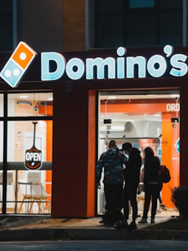 domino's pizza rebranding insegna