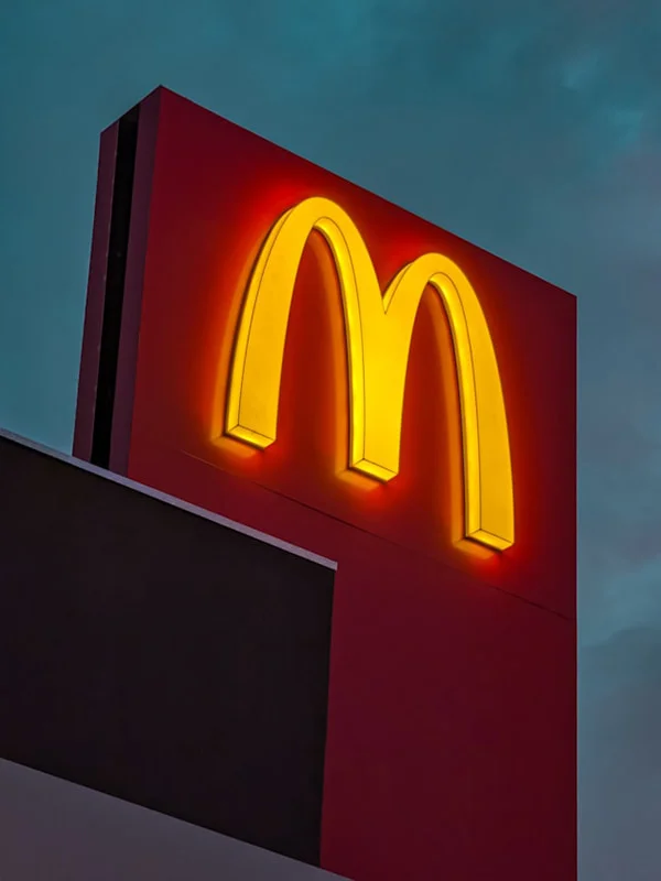 Mc Donald's rebranding insegna